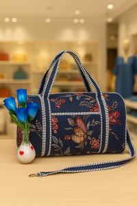 Sac de voyage matelassé floral de luxe, grande capacité et durable, bleu marine avec des fleurs rouges, bordure rayée, sac de voyage pour le week-end - Product Image 3
