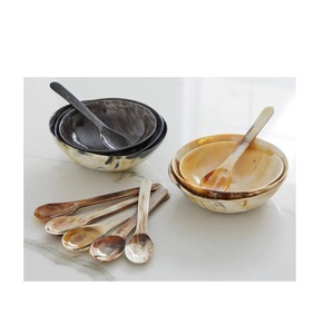 Bol en corne naturelle polie artisanale avec un design écologique et une forme organique pour servir des collations ou des salades - Product Image 5