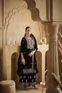 ชุดสูทกำมะหยี่ซาลวาร์จากนักออกแบบสมัยใหม่ที่สง่างามพร้อมด้วยลูกปัดปักอย่างประณีตและรายละเอียดเทศกาลที่ทำด้วยมือ - Product Image 5