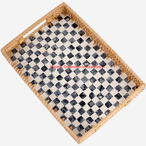 Plateau de service en rotin rectangulaire fait à la main avec incrustation de nacre à carreaux noir et blanc Plateau de panier décoratif élégant - Product Image 1