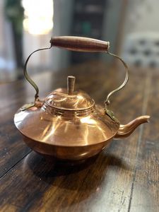 Tetera de cobre de diseño exclusivo con estilo antiguo para una exhibición de hogar premium o una presentación de té de inspiración vintage de lujo - Product Image 5