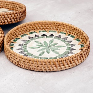 Plateau de service rond en rotin tressé et coquillages pour la célébration hivernale – Élégant plateau de thé pour la décoration intérieure et l'usage quotidien - Product Image 1