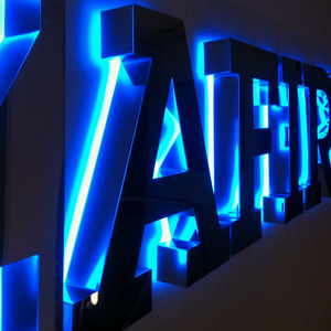 Segnaletica personalizzata per negozio all'aperto a LED per tabacco e alcol. Segnali LED acrilici in acciaio inox retroilluminati 3D. Lettere canale in metallo acrilico - Product Image 6