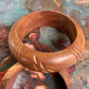 100% brazaletes de madera personalizados de moda pulseras de madera de acacia Natural para mujeres artesanías hechas a mano - Product Image 1