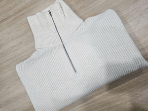 Pull en maille avec petit motif jacquard, col haut de 7cm avec fermeture à demi-zip, manches longues et emmanchure carrée. - Product Image 6