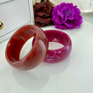 À la mode Exagéré Éblouissant Coloré Large Irrégulier Carré Acrylique Bracelets Texture Conception Déclaration Résine Bracelet Bracelet - Product Image 1