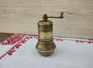 Ensemble de salière en laiton de designer avec texture subtile et artisanat raffiné conçu pour une décoration de table à manger élégante - Product Image 5