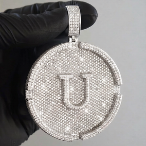 Colgante de Lujo Hip Hop con Diseño Redondo de Letra Personalizada Iced Out, Plata de Ley 925 Bañada en Rodio, con Diamantes de Moissanita VVS - Product Image 1