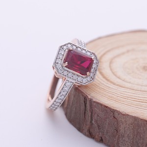 Bague Halo en Or 18K Plaqué Rhodium avec Diamants Pavé et Émeraude Certifiée IGI Avina Jewels pour Femme – Luxe Quotidien - Product Image 5