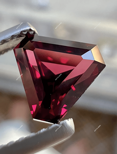Rhodolite naturelle grenat fantaisie triangle trillion coupe bouclier acculé forme coupée pierres précieuses à facettes en vrac bijoux 4mm à 15mm - Product Image 2