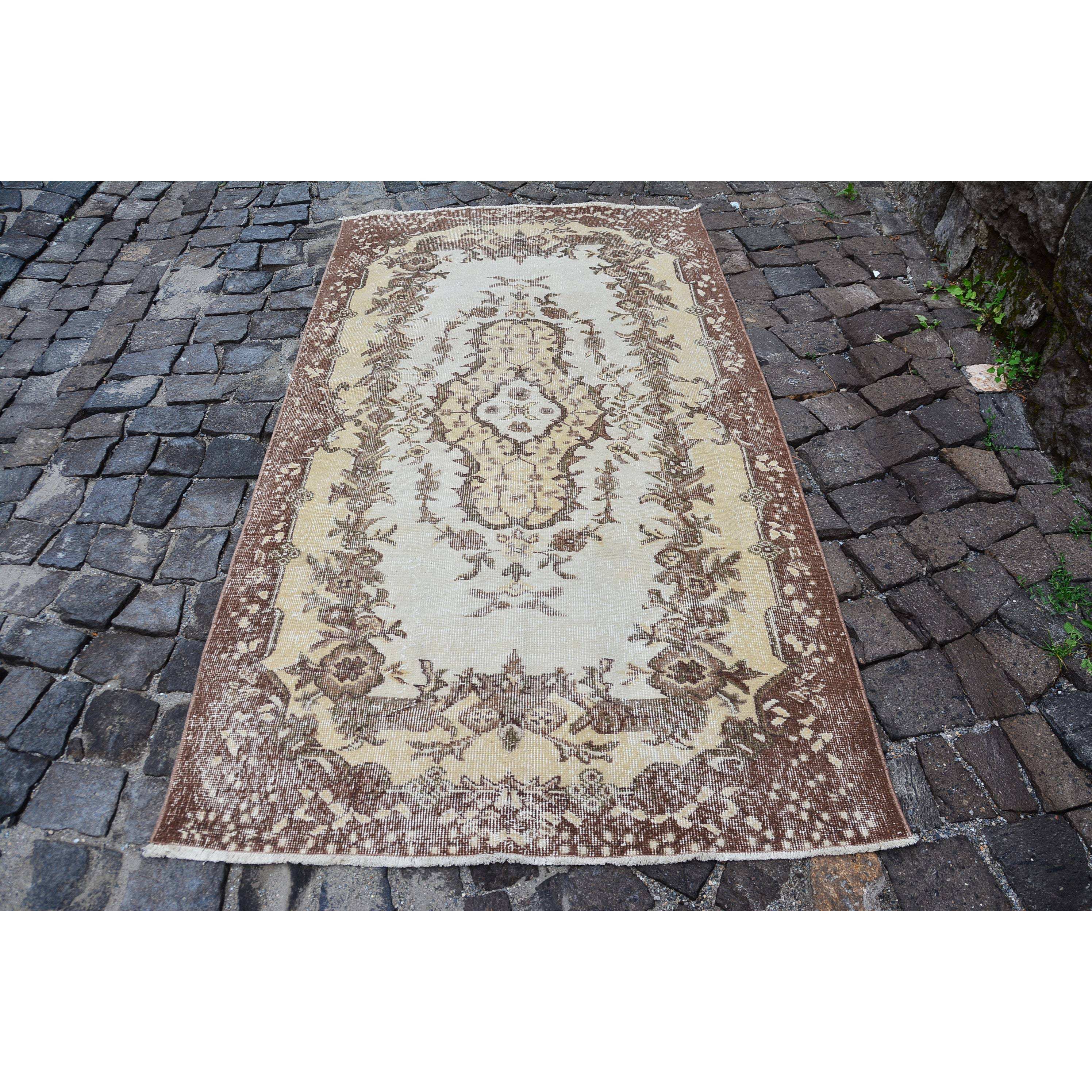 สีน้ำตาล