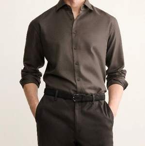 CAMISA DE ALGODÓN Y LYOCELL DE CAJA REGULAR Ajuste regular. Tela de mezcla de algodón y lyocell. Manga larga. Cierre de botones en la parte delantera. - Product Image 2