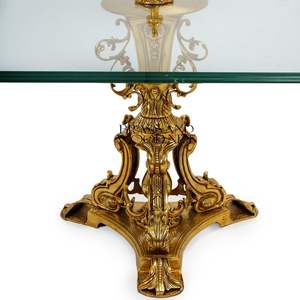 โต๊ะกาแฟทรงสี่เหลี่ยมผืนผ้ากระจกหรูหรา พร้อมฐานรองสามขาทองเหลืองโบราณ สำหรับตกแต่งภายในบ้านสไตล์คลาสสิกอย่างสง่างาม - Product Image 3