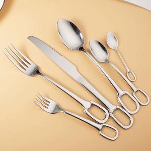 Ensemble de couverts en acier inoxydable noir miroir élégant pour les occasions spéciales, les dîners en famille et l'accueil d'invités en provenance d'Inde - Product Image 2