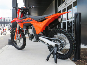 Motocicleta Todoterreno Industrial Original 2025 450 SX-F, Motor de 4 Tiempos, Cilindrada de 449.9 cc, Potencia de 63 hp, OEM - Product Image 3