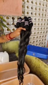 Cheveux bruts à cuticule alignée Fournisseur indien en gros et distribution aux États-Unis Extensions de cheveux naturels Texture ondulée brute - Product Image 4