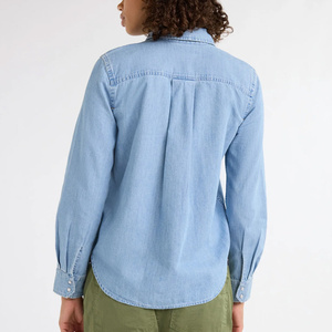Camisa vaquera para mujer con tela de algodón suave y diseño frontal de botones, perfecta para trajes casuales de uso diario - Product Image 3
