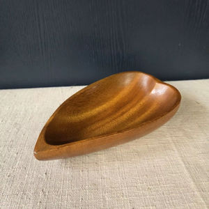 Bol de service en bois décoré, conçu pour une présentation de table attrayante, avec une finition chaleureuse et une texture artistique. - Product Image 1