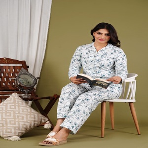 Conjunto de pijama con agujeros de encaje blanco hecho a medida para mujer, estampado floral azul delicado, conjunto largo de 2 piezas de algodón transpirable, incluye botones - Product Image 1