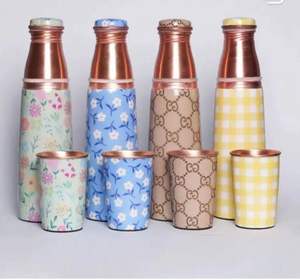 Bouteille en cuivre peint en émail avec des motifs floraux indiens traditionnels et des propriétés de bien-être authentiques adaptées aux cadeaux - Product Image 3