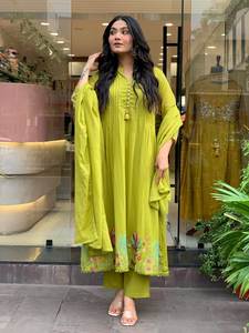 Elegante conjunto de traje de rayón con kurti bordado floral, pantalón a juego y dupatta en contraste, conjunto de tres piezas de ropa étnica cosida. - Product Image 3