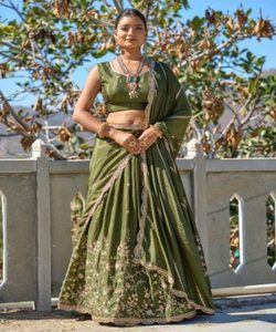 Lahenga choli ลาเวนเดอร์สำหรับสาวอินเดียกับงานปักมุกและกระจกออกแบบสำหรับงานรื่นเริงปาร์ตี้ - Product Image 2