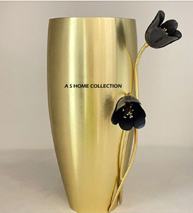 Florero de Diseño Clásico con Acabado Antiguo, Florero de Metal de Aluminio Chapado en Oro de Alta Calidad, Florero de Escritorio - Product Image 3