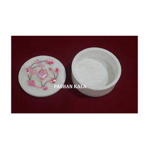 Boîte à bijoux ronde en marbre blanc naturel avec incrustation de nacre rose, design floral fait à la main, utilisée pour l'emballage et les cadeaux de bagues dorées - Product Image 1