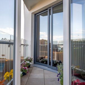 Combinaison de porte coulissante en verre et de garde-corps pour balcons - Product Image 1