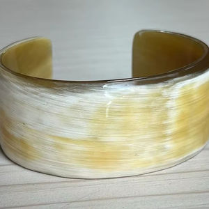 Bracelet en corne de buffle écologique fait main de qualité supérieure, matériau naturel poli, bijoux ethniques traditionnels pour femmes - Product Image 1