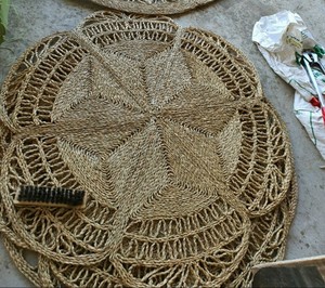 Artesanías de mimbre de alta calidad-Alfombrilla de juncia utilizada para la decoración del hogar con diseño moderno - Product Image 6