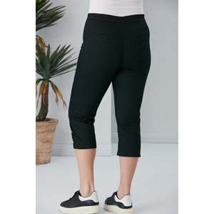 Pantalon Capri Noir Grande Taille RMG avec Détail Boutonné à l'Ourlet - Product Image 4