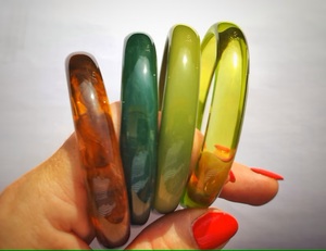 กำไลเรซิ่นแฟชั่นสีสันสดใสสไตล์วินเทจแกะสลักด้วยมือคุณภาพสูงงานประดิษฐ์ทำด้วยมือปรับขนาดได้ตามต้องการ - Product Image 1