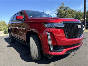 รถ SUV แคดิลแลค สีแดง 7 ที่นั่ง ภายในหุ้มหนัง เกียร์อัตโนมัติ ไฟหน้าแบบฮาโลเจน ยาง R18 เครื่องยนต์เทอร์โบ หลังคาพาโนรามา ขับเคลื่อนซ้าย - Product Image 1