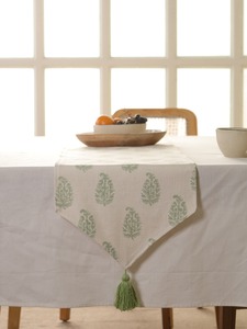 Chemin de table double couche en toile de coton slub premium, imprimé floral, style damassé tissé à pompons, vert, personnalisable pour salle à manger - Product Image 1