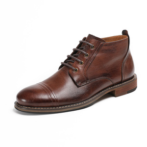Bottes brogues en cuir de veau marron de haute qualité avec détails perforés et semelle intérieure respirante pour les rassemblements professionnels des gentlemen - Product Image 2