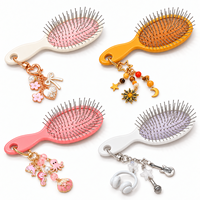 Brosse à cheveux mini coussinée OEM personnalisée avec porte-clés, brosse démêlante portable avec pendentif breloque, brosse à cheveux de voyage en gros