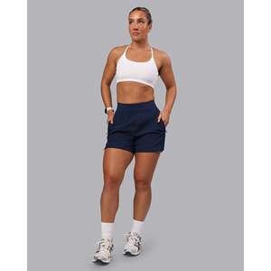 Soutien-gorge de sport rembourré sans couture Twist, ajustable, pour le yoga, la gym et les vêtements de sport - Crop top grande taille blanc - Product Image 3
