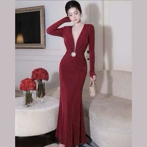 Vestido largo de cola de pez glamuroso-diseñado para enfatizar tus curvas, perfecto para hacer una declaración en cualquier evento - Product Image 4
