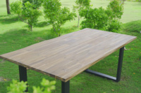 Ensemble de salle à manger TRIO de haute qualité avec bord brut, design moderne, plateau en bois non-acacia, mobilier d'extérieur de luxe pour restaurant et cour.