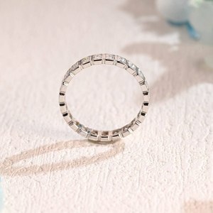 Anillo de Compromiso Romántico con Moissanita Cultivada en Laboratorio, Corte Esmeralda, Engaste de Bisel 3x2 mm, Oro Blanco de 14K, Tipo Eternity Completo para Niños - Product Image 2