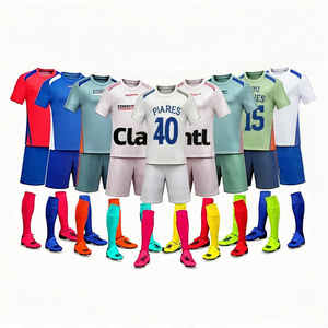 Ensembles d'uniformes de football unisexes au design personnalisé Dernier jeu complet en polyamide à séchage rapide Fabricant de gros - Product Image 4