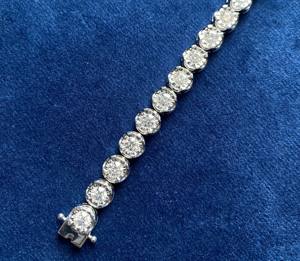 Preciosa Pulsera de Tenis con Diamantes Moissanite de Corte Redondo en Claridad VVS para Mujer en Plata de Ley 925 - Product Image 3