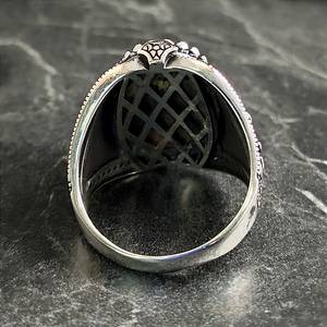 Anillo de Plata Hecho a Mano para Hombre con Piedra Ovalada de Ónix Negro, Anillo Real Francés con Sello y Símbolo Floral Gi Fleur De Lys - Product Image 6