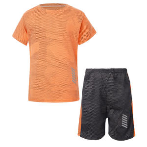 Vente en gros de nouveaux vêtements de football pour hommes, maillots de football et shorts de football respirants à séchage rapide pour l'entraînement - Product Image 1