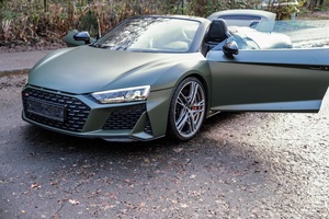 Audi R8 Spyder V10 Performance Quattro Cabriolet 2021 certifiée, d'occasion en excellent état, boîte automatique, conduite à gauche, turbo électrique foncé - Product Image 2