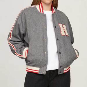 Blousons universitaires classiques personnalisés marron et crème 2025 pour hommes et femmes – Vêtements d'extérieur de baseball stylés et rétro - Product Image 2