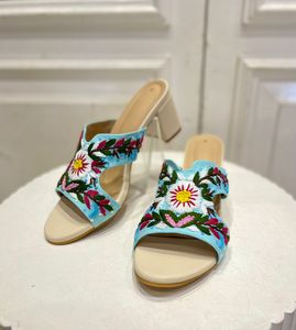Produit le plus vendu Chaussures pour femmes brodées à la main pour usage occasionnel disponibles à un prix abordable depuis l'Inde - Product Image 2