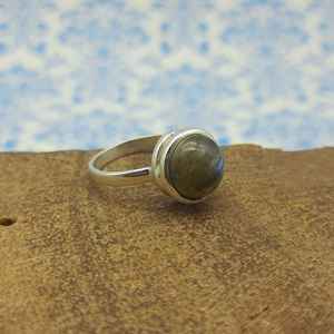 925แหวนเงินสเตอร์ลิงโบฮีเมียนทำด้วยมือดีไซน์ทันสมัยแบบโบฮีเมียนชุดวงดนตรีเรียบง่ายพร้อมอัญมณีลาบราดอไรต์ช่างฝีมือเครื่องประดับที่ทำด้วยมือของขวัญ - Product Image 2