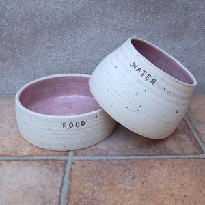 Bol en céramique durable pour animaux de compagnie avec une construction solide et épaisse offrant une stabilité pendant la routine régulière des repas - Product Image 3